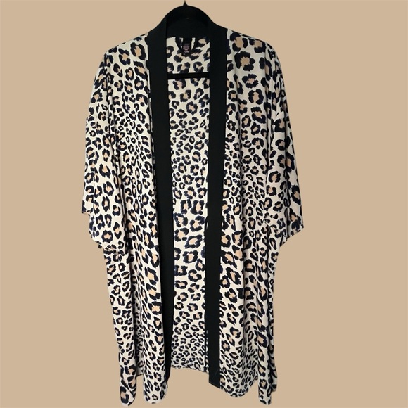 Victoria's Secret Animal Print Kimono with Black Trim - Picture 1 of 6